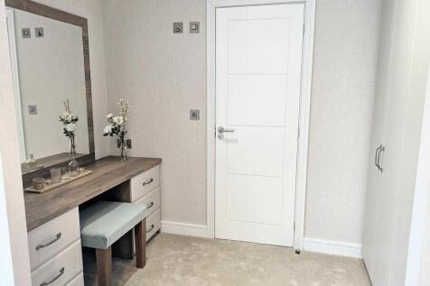 Dressing area and en-suite shower room