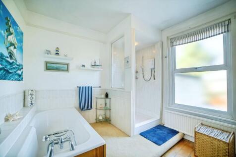 Family Bathroom No 2