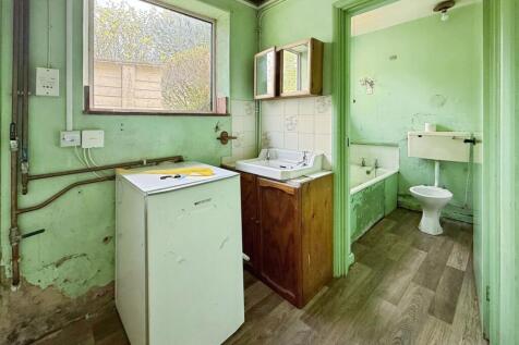 Bathroom &amp; Inner Hallway