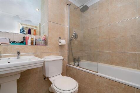 Bathroom 2 For Sale 3 Bedroom Flat Conservatory Court Upper Nowood SE19 www.steele.london