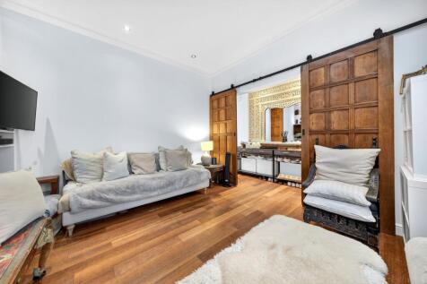 84 Upper Floors - Living