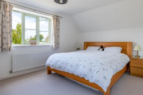 Dual aspect master bedroom