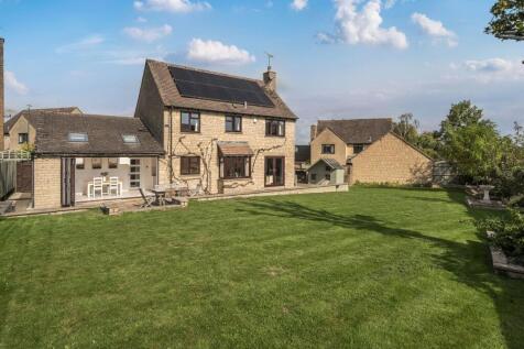 Good sized garden to the rear, this is one of the largest plots on West Hay Grove