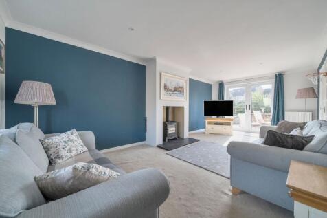 Large dual aspect lounge