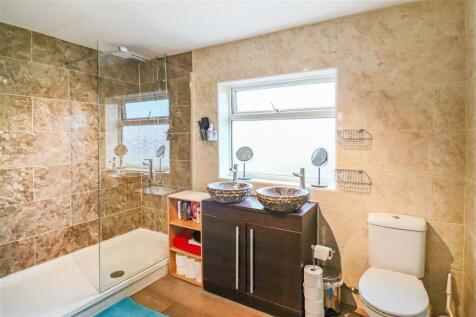 FAMILY SHOWER-ROOM