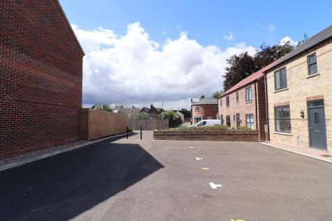 ENTRANCE / PARKING