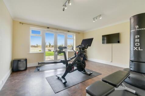 Dining room/ Gym