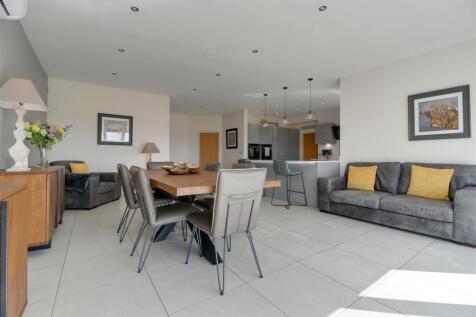 KITCHEN DAY ROOM
