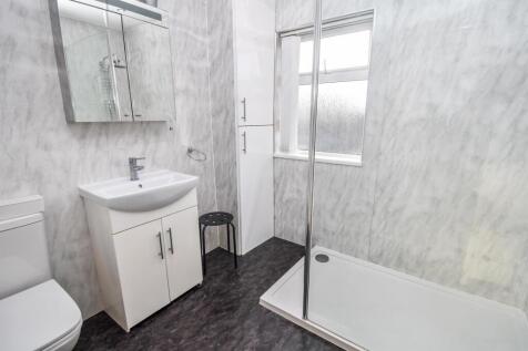 FAMILY SHOWER ROOM