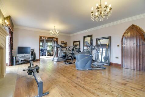 Living room/gym