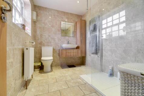 MASTER EN-SUITE