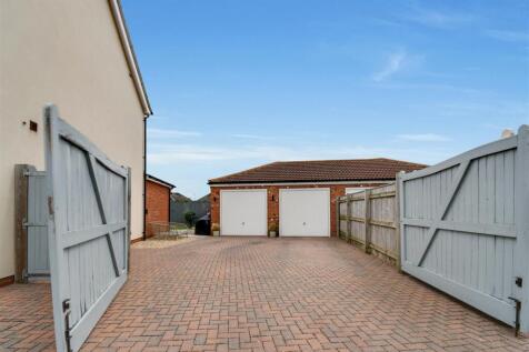 DOUBLE GARAGE/DRIVEWAY