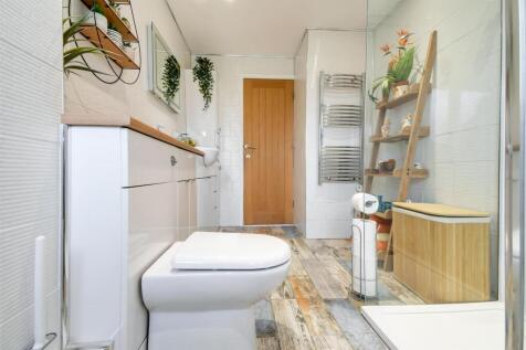 En-suite/ family bathroom