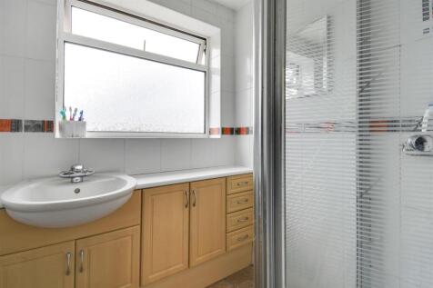 FAMILY SHOWER ROOM