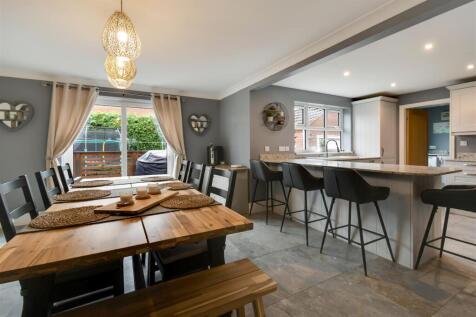 KITCHEN/DINING
