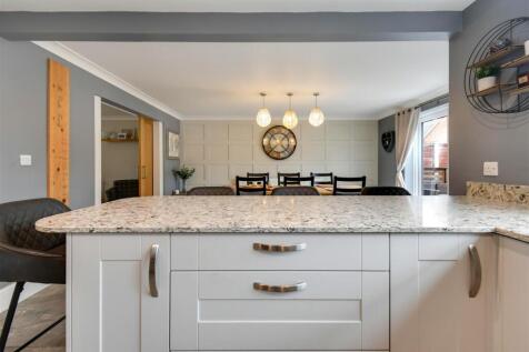 KITCHEN/DINING