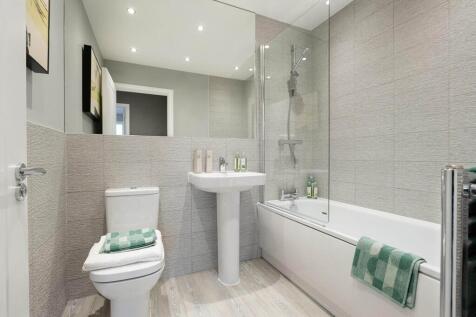 Main bathroom with shower over bath