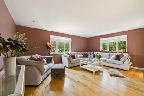 Second lounge or fifth bedroom