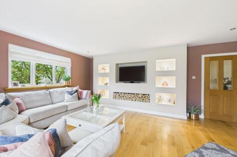 Second lounge or fifth bedroom
