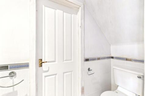 Shower room.