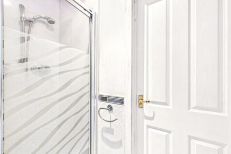 Shower room.