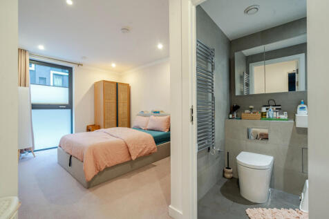 Bedroom/Bathroom