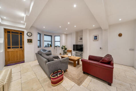 1371823-5-68f9f26...