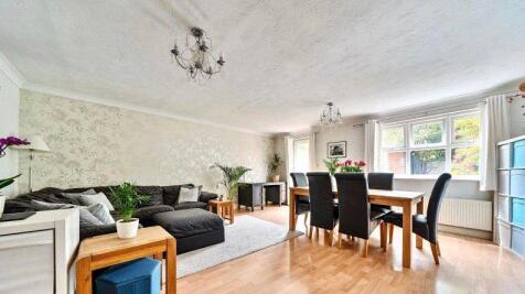 Lounge/Dining Area