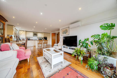 Reception/Kitchen