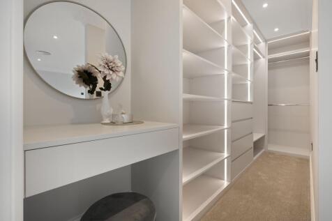Walk-in-Wardrobe