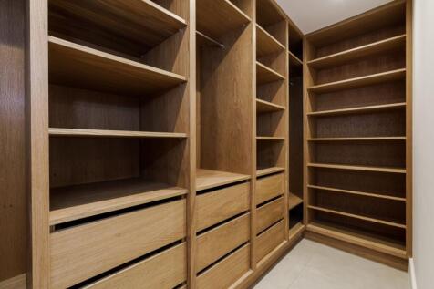 Walk-In-Wardrobe