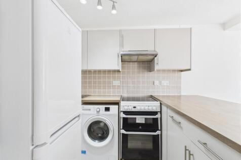 8 Watermore Court - 004.jpg