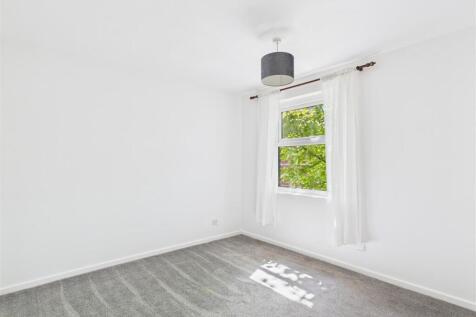 8 Watermore Court - 006.jpg
