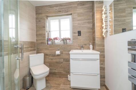 Family Bathroom 1