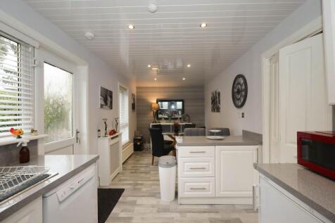 Kitchen / Dining Area