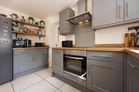 KITCHEN (REAR)