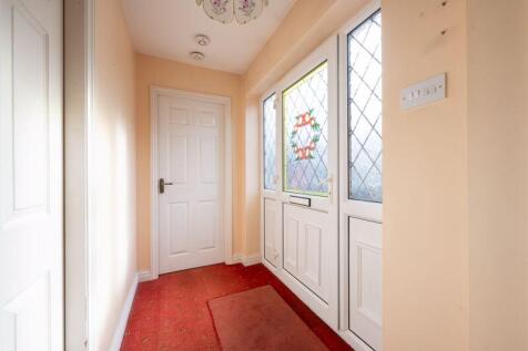 SPACIOUS ENTRANCE HALL