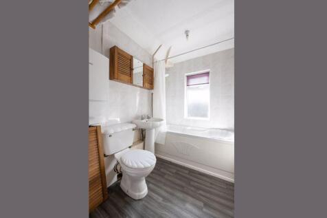 BATHROOM (REAR)