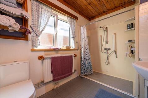 SHOWER ROOM (SIDE)