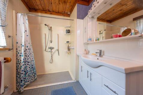 SHOWER ROOM (2)