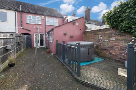 REAR GARDEN PAVED/DECKING AREA