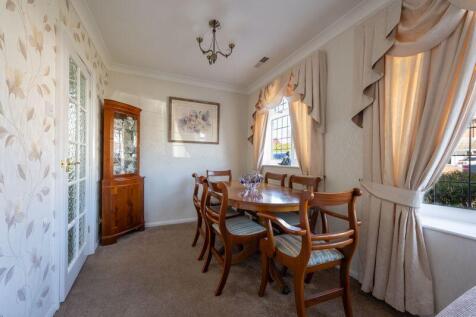DINING AREA (FRONT)