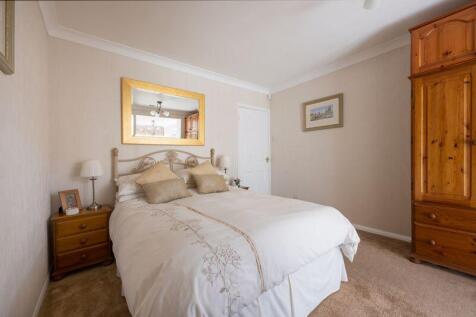 MASTER BEDROOM (REAR)
