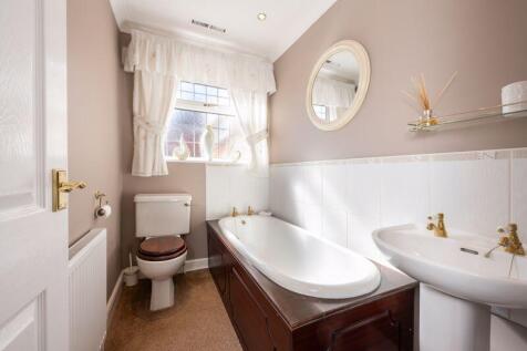 BATHROOM (REAR)