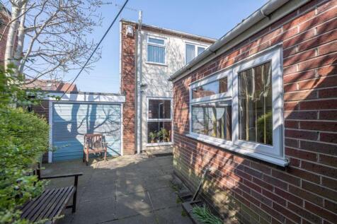 REAR GARDEN COURTYARD