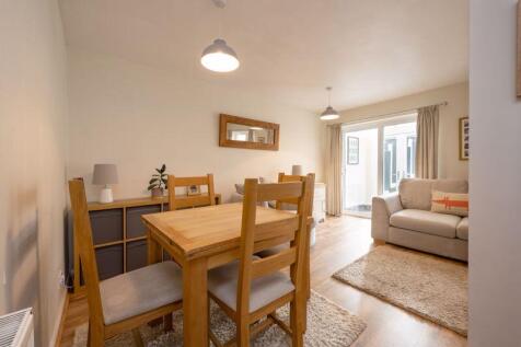 DINING AREA onto LOUNGE