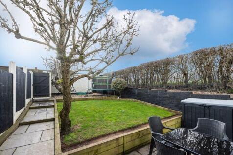 LANDSCAPED REAR GARDEN