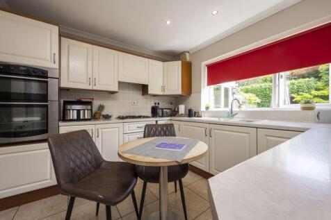 KITCHEN (REAR)