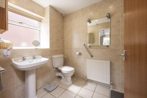 EN SUITE off BEDROOM 1 (SIDE)
