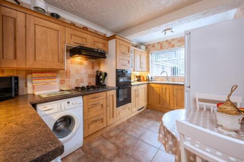 KITCHEN/DINING AREA